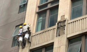 外卖员被小区外墙装饰砖砸中身亡，业主：19岁大学生兼职